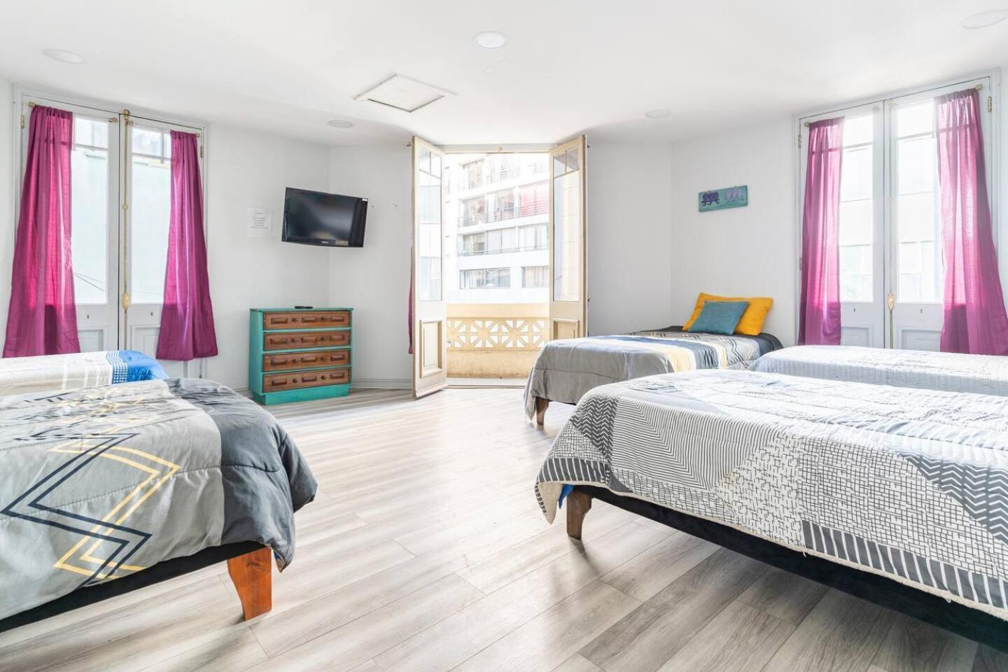 Отель Hostal Mancora Monjitas 755 Сантьяго Экстерьер фото