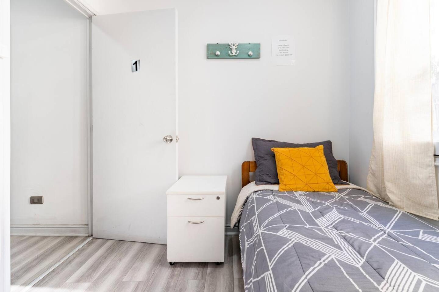 Отель Hostal Mancora Monjitas 755 Сантьяго Экстерьер фото