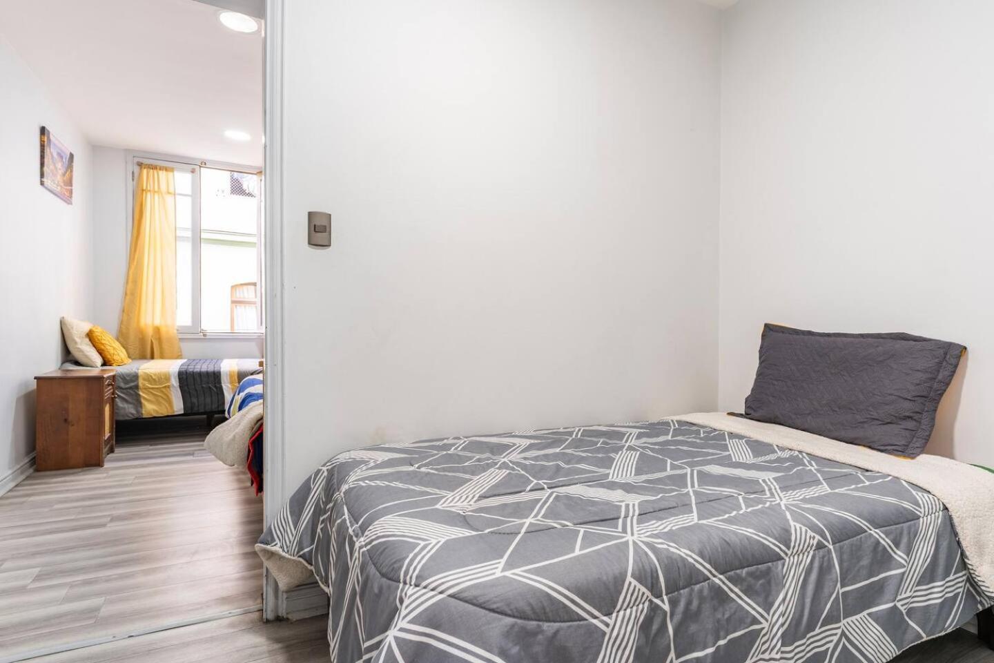 Отель Hostal Mancora Monjitas 755 Сантьяго Экстерьер фото